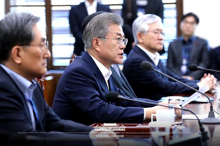 Präsident Moon Jae-in leitet am 11. Februar im Präsidialbüro eine Sitzung mit den Präsidentensekretären über staatliche Angelegenheiten. ⓒ Cheong Wa Dae Facebook